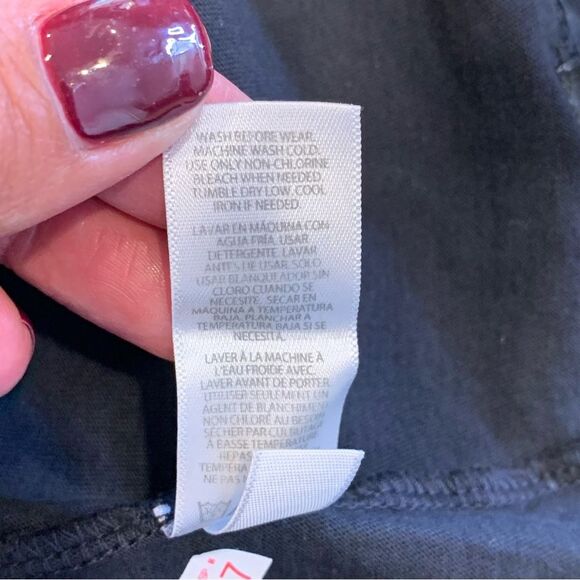 Je t'aime Tee in Black with Gold Foil Print Size Small - Picture 9 of 11